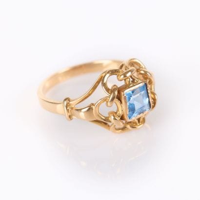 Gold ring (750‰), set with a princess-cut...