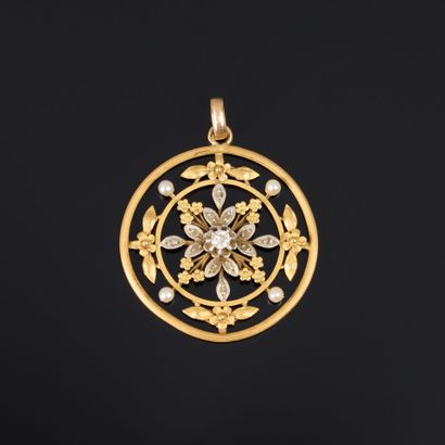 Round openwork pendant in two-tone gold (750‰),...