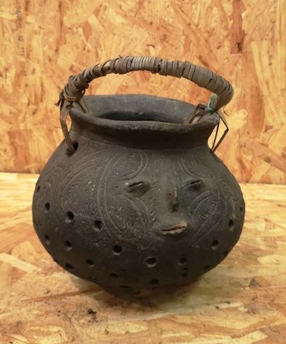 PAPOUASIE NOUVELLE GUINEE. Poterie avec anse...