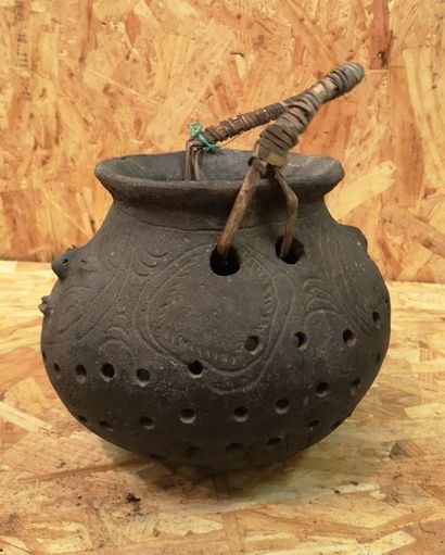 PAPOUASIE NOUVELLE GUINEE. Poterie avec anse...