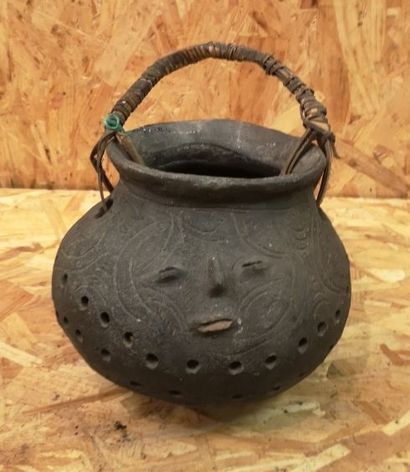 PAPOUASIE NOUVELLE GUINEE. Poterie avec anse...