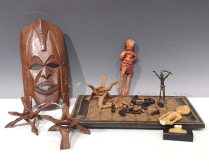 Petit lot: -Trois petits supports en bois.
-Un...