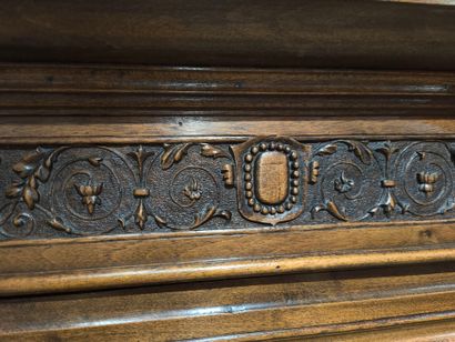 Cabinet en noyer sculpté ouvrant à une porte,...
