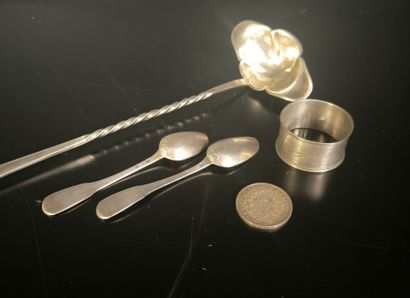 Silver lot (76.4 g):
- 2 small silver spoons....