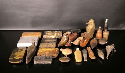 Collection de 26 boîtes et flacons XIXème...
