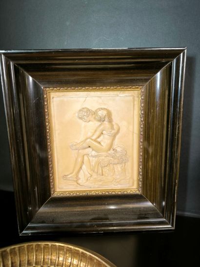 5 encadrements :
- Deux enfants. Relief rond...