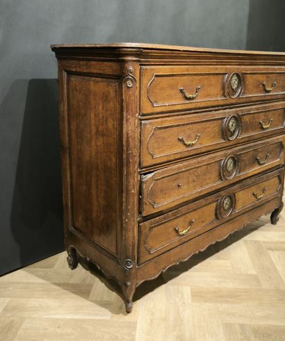 Trouser chest in natural wood, opening with...