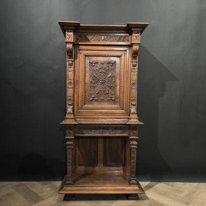 Cabinet en noyer sculpté ouvrant à une porte,...