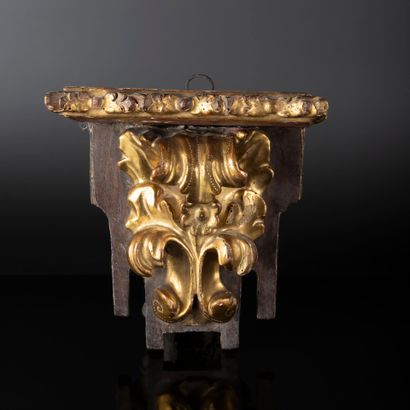 Petite console d'applique en bois doré et...