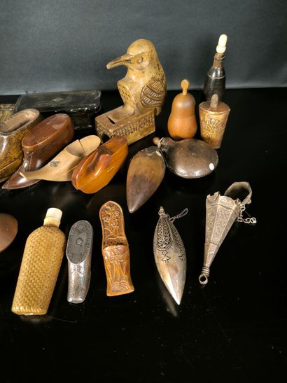 Collection de 26 boîtes et flacons XIXème...