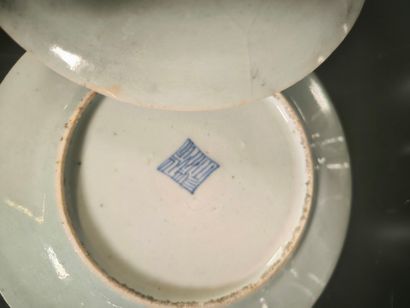 Lot de porcelaines:
- SEVRES 1949. Assiette...
