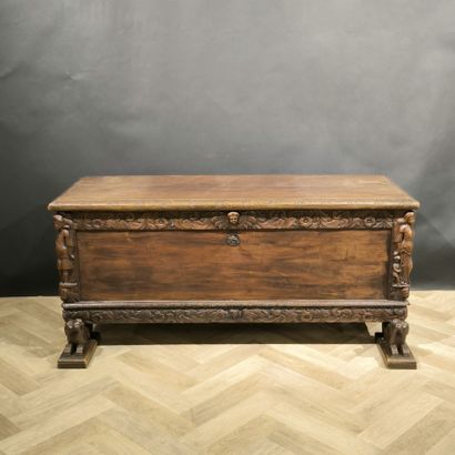 Coffre en bois naturel sculpté et mouluré,...