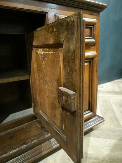 . Cabinet en bois naturel, ouvrant par 12...