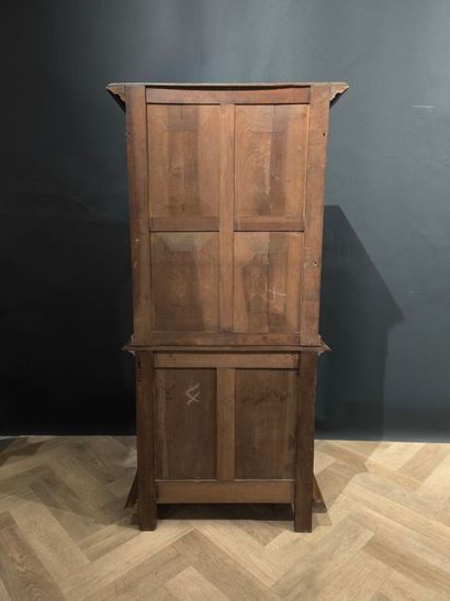 Cabinet en noyer sculpté ouvrant à une porte,...