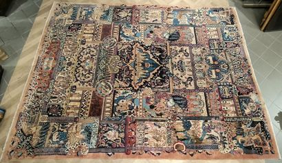 Important tapis à décor iranien de personnages....