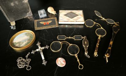 Lot: 
- croix en nacre montée en argent XIXème...