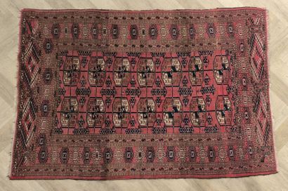 ORIENT. Tapis à fond rouge. (petites usures)...