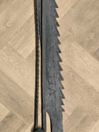 Crémaillère en fer forgé. Inscrite: V.E.L.F.M....