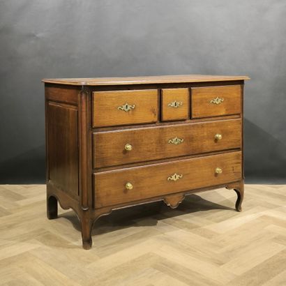 . Oak chest of drawers opening with five...