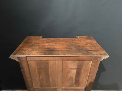 Cabinet en noyer sculpté ouvrant à une porte,...