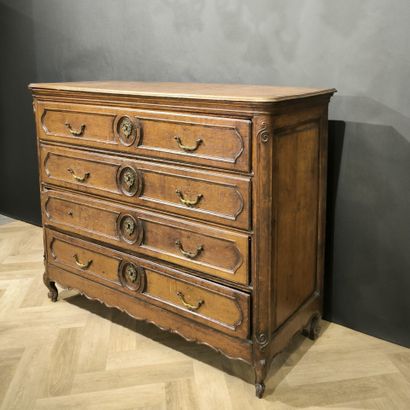 Trouser chest in natural wood, opening with...