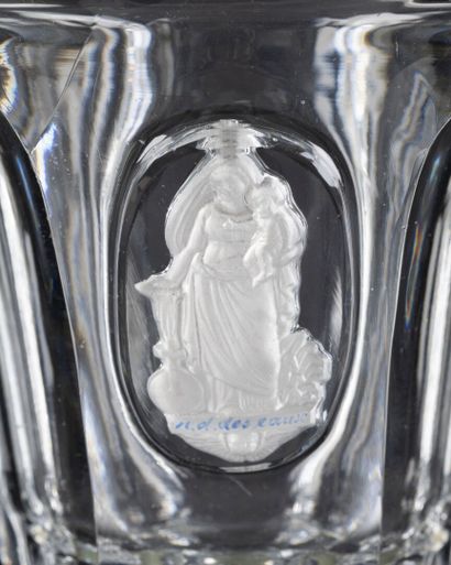 Grenelle. Pedestal glass in cut crystal with...