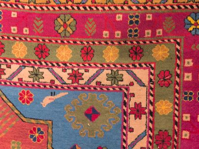 Tapis d'Orient à trois médaillons et oiseaux,...