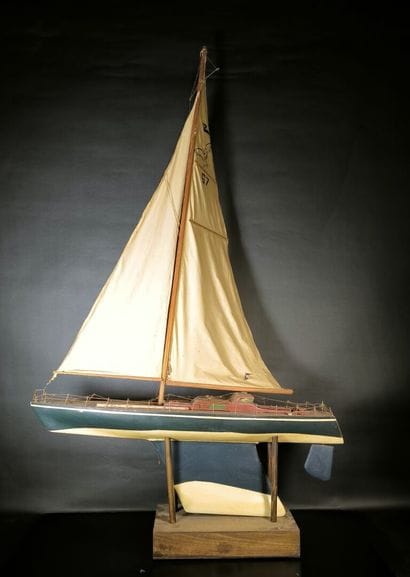 Sailboat model. (wear and accidents) Height...