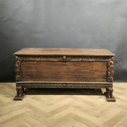 Coffre en bois naturel sculpté et mouluré,...