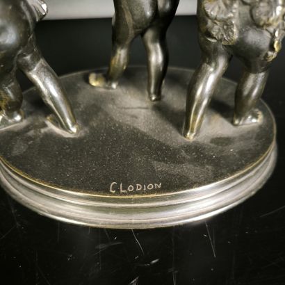 Trois putti musiciens. Bronze, signature...