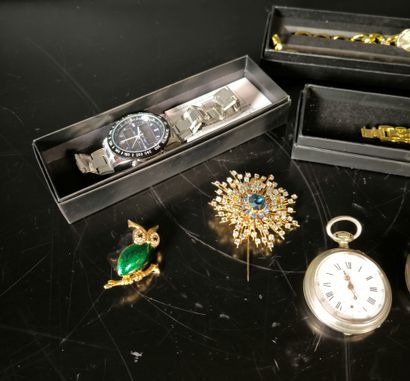 Set of watches and costume jewelry: 2 ladies'...