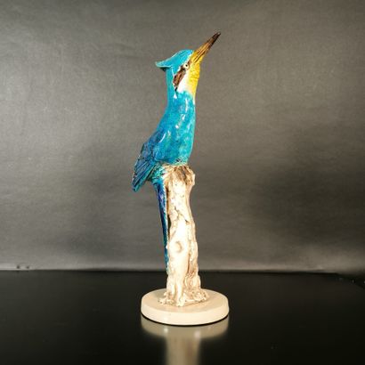 Kingfisher in polychrome porcelain. Signed....