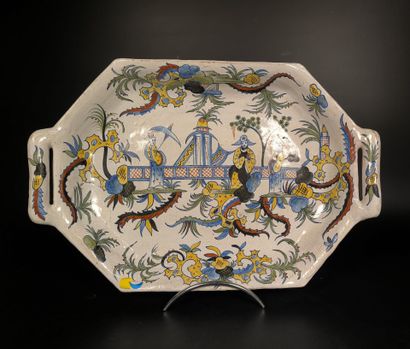 SAMSON. Plat en faïence polychrome à décor...