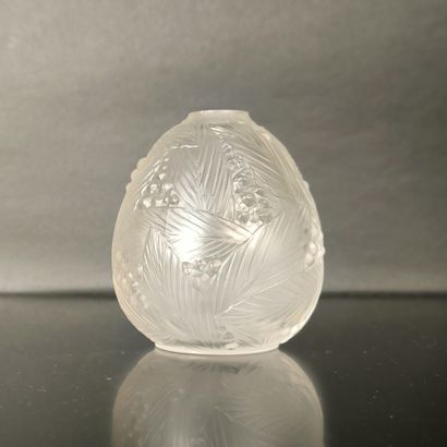 SABINO FRANCE. Small molded crystal ball...