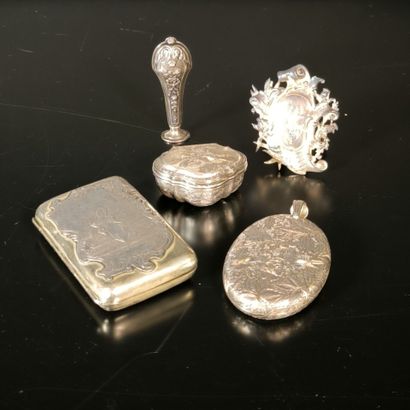Lot: 
- Boîte à contours en argent gravé...
