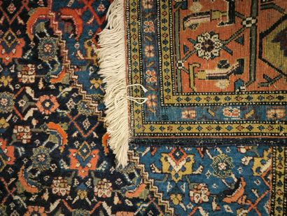 Grand tapis d'Orient à médaillon, semis et...