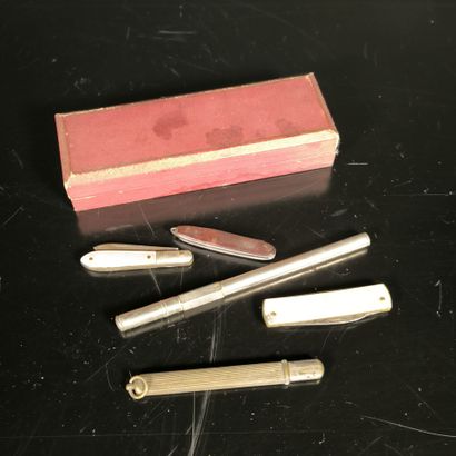 . Lot: one pocket set, three penknives, two...