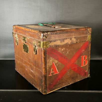 Small travel trunk, early 20th century. Travel...