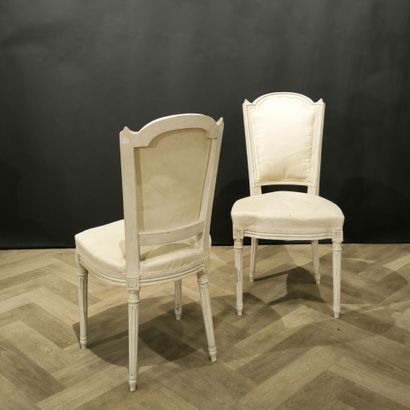 Pair of white lacquered wood chairs, white...