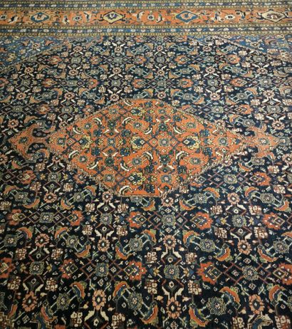 Grand tapis d'Orient à médaillon, semis et...