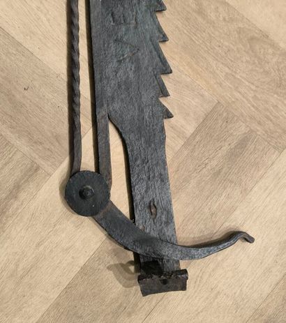 Crémaillère en fer forgé. Inscrite: V.E.L.F.M....