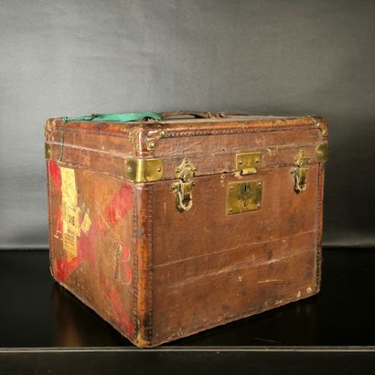 Small travel trunk, early 20th century. Travel...