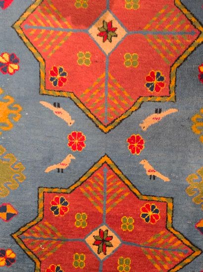 Tapis d'Orient à trois médaillons et oiseaux,...