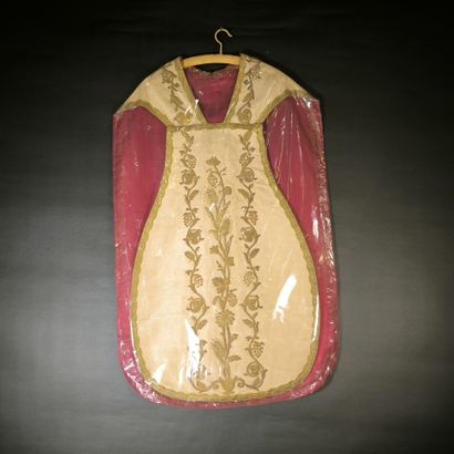 Chasuble en tissu crème, broderie or, Agneau,...