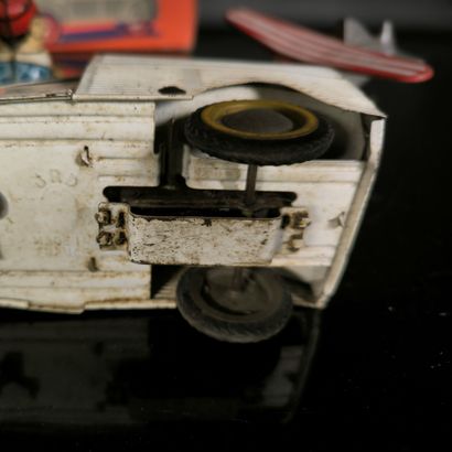 Set of 4 vehicles (damaged and missing):...