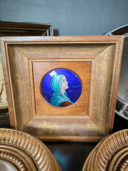 5 encadrements :
- Deux enfants. Relief rond...