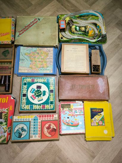 Set of games and toys including: Tour du...