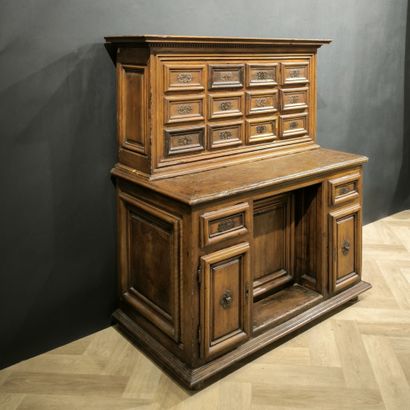 . Cabinet en bois naturel, ouvrant par 12...
