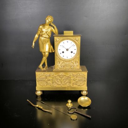 Pendule en bronze doré à la figure d'un jeune...
