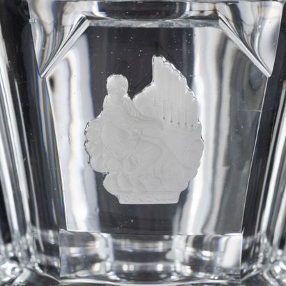 Grenelle. Flat-rimmed molded crystal pedestal...